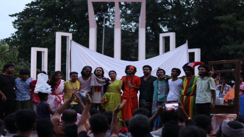 প্যাকেটজাত খাবারের গোপন ঝুঁকি উন্মোচনে শহীদ মিনারে ঢাবি শিক্ষার্থীদের পথনাটক 'শালুকডাঙার কথা'